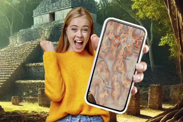 Una joven muestra emocionada su celular con el mapa del sitio arqueológico "Valeriana", un fascinante descubrimiento en Campeche que revela estructuras antiguas como canchas de juego de pelota y presas de agua, en un entorno natural rodeado de templos mayas.
