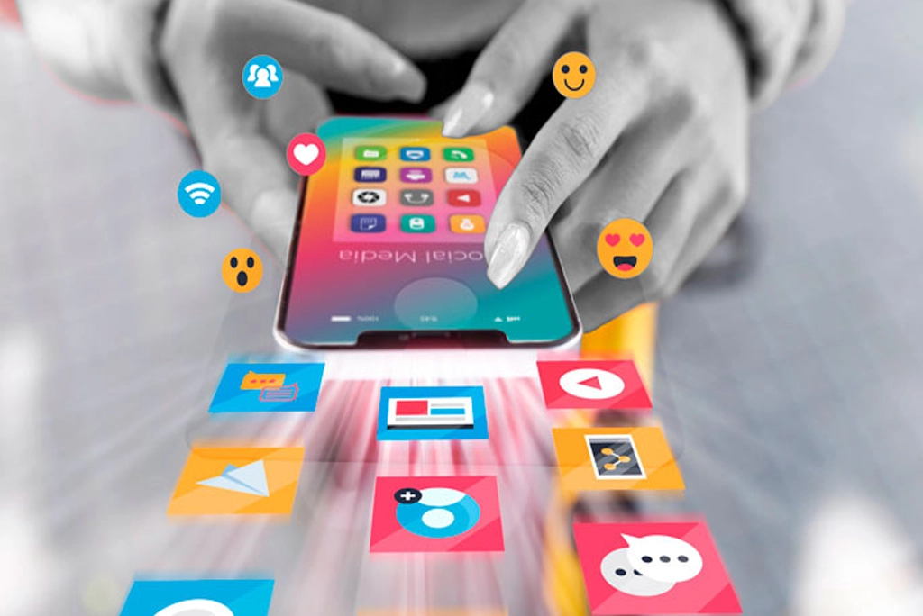Joven revisando su teléfono móvil con iconos de aplicaciones populares que consumen datos en segundo plano flotando alrededor.