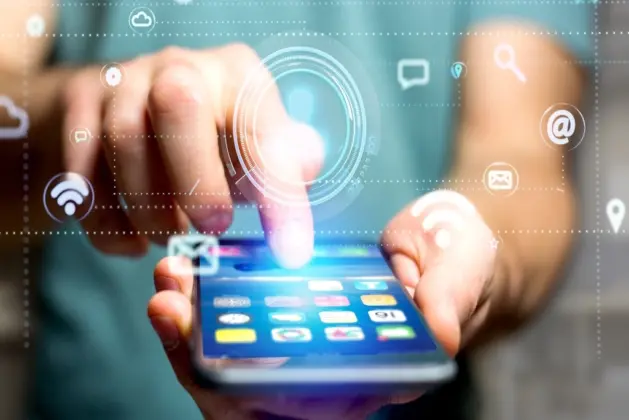 Imagen de una mano con un smartphone mostrando apps para desarrollar o adquirir nuevos hábitos