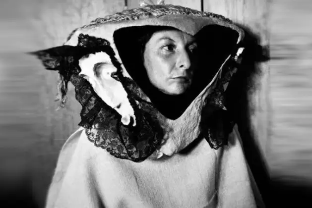 fotografía de Remedios Varo utilizando una máscara de Leonora Carrington, fotografiada por Kati Horna, representación perfecta de las llamadas "3 brujas"