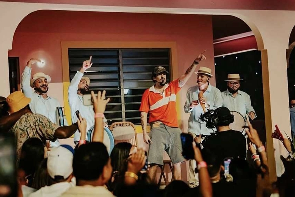 Fotografía de Bad Bunny recibiendo a varios invitados sorpresa en la icónica ‘Casita’ durante su concierto de la gira DTMF, un momento lleno de energía y celebraciones.