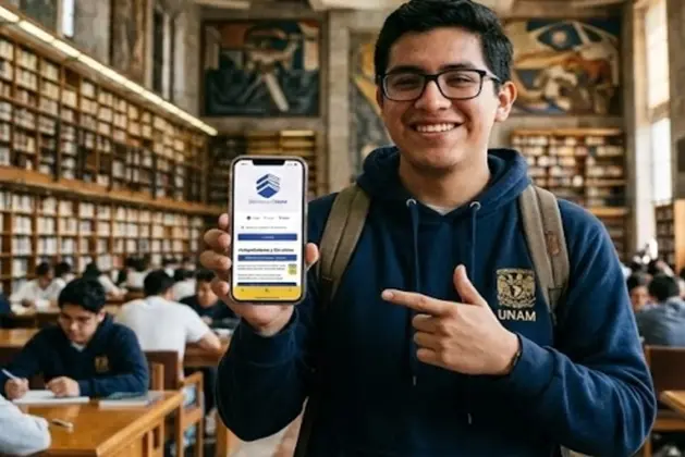 Joven en la biblioteca central de la unam como fondo mostrando su celular con su app de Bibliotecas UNAM