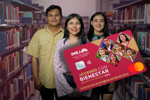 Tres jóvenes sonrientes sosteniendo la tarjeta de la beca Jóvenes con Bienestar en una biblioteca del Estado de México.