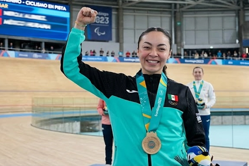 Yareli Acevedo, alumna de la UNAM, posa con su medalla de bronce y su casco con los colores del UNAM ciclismo sobre el velódromo de Hong Kong.