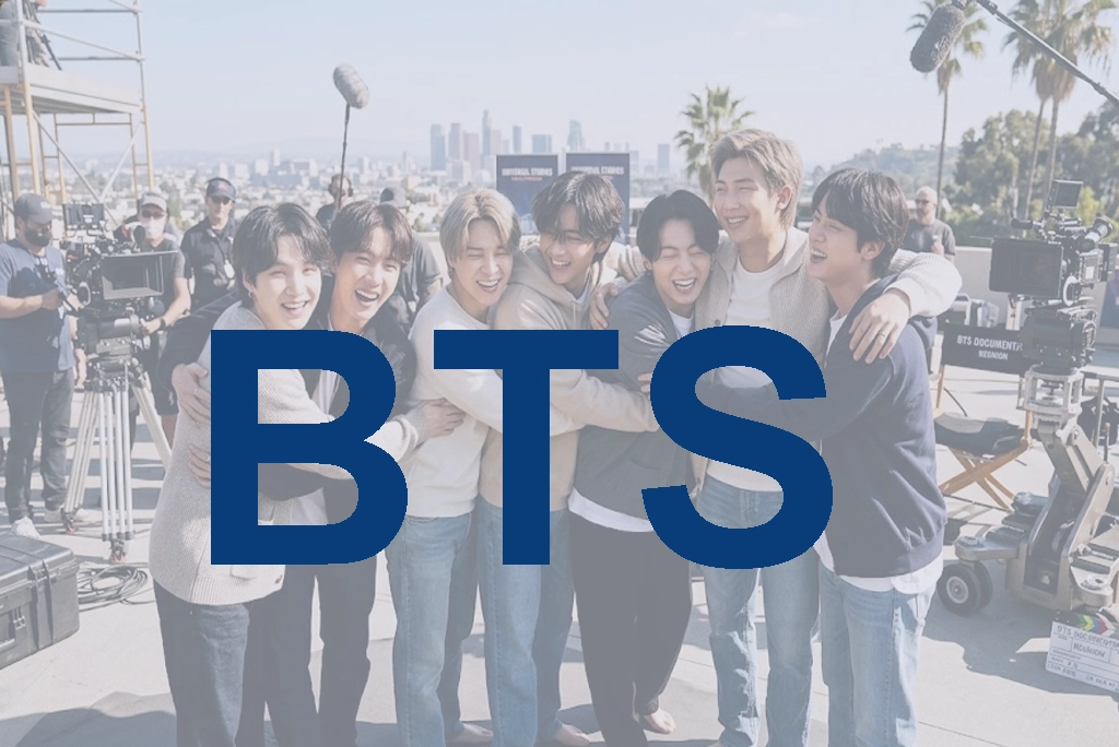 Imagen de portada para la nota sobre el BTS documental: Los siete integrantes de BTS abrazados en un círculo durante la filmación en Los Ángeles, luciendo ropa casual y sonrisas emocionadas, capturando la esencia del reencuentro tras el servicio militar.