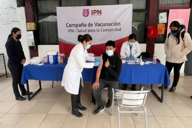 Estudiante recibiendo la vacuna en un módulo de la campaña de vacunación IPN en una sede del instituto.