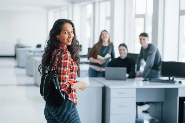 Joven averiguando cómo causar una buena primera impresión a sus compañeros de trabajo