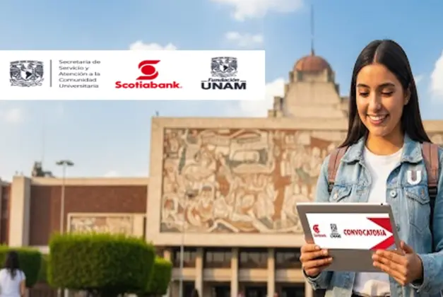 Estudiante sonriente frente a la Biblioteca Central de la UNAM, revisando la Beca UNAM Santander de apoyo económico.