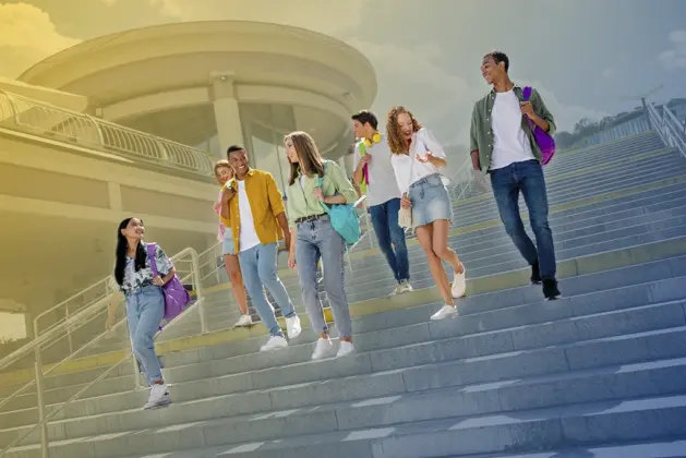 Grupo diverso de estudiantes universitarios colaborando en proyecto académico, representando la energía y poder de la comunidad estudiantil en la Universidad Vasco de Quiroga UVAQ