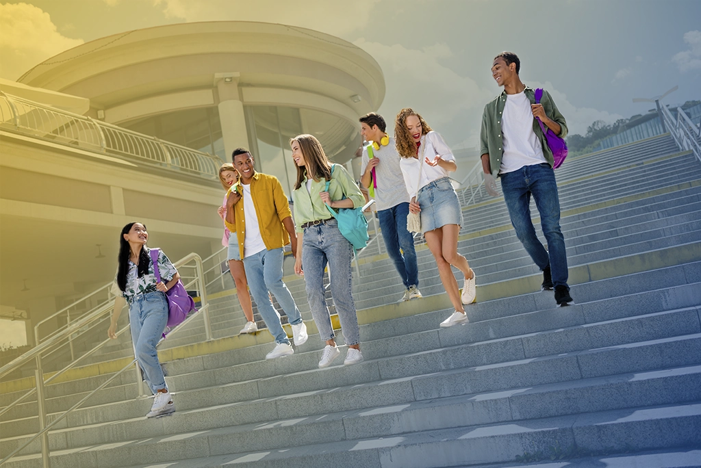 Grupo diverso de estudiantes universitarios colaborando en proyecto académico, representando la energía y poder de la comunidad estudiantil en la Universidad Vasco de Quiroga UVAQ