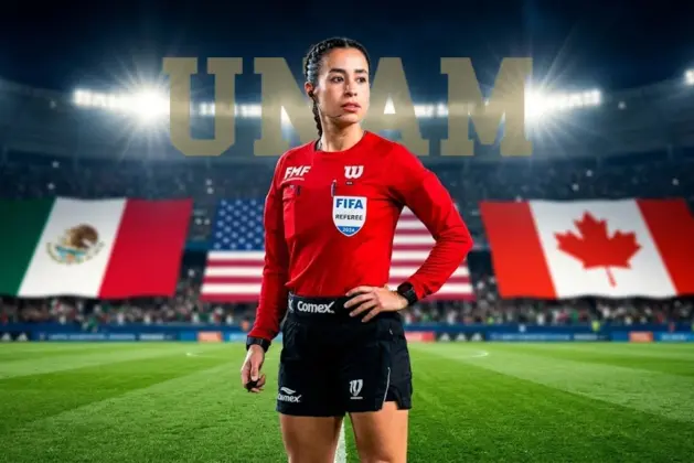 Katia Itzel García, primera árbitra mexicana en el mundial varonil, portando el silbato y la camiseta de arbitraje, en el campo de futbol, con fondo de gradas y banderas de México.