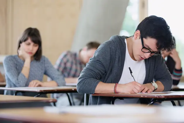 Aspirante en el examen de ingreso al bachillerato, representando cuáles son las materias más difíciles en la prueba