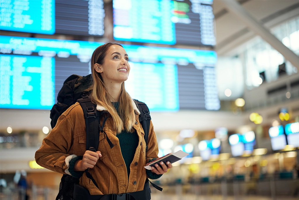 Jóvenes viajeros explorando destinos de viaje en tendencia como Tokio, París y Cancún en verano