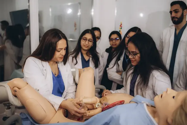 diferencia entre Obstetricia y Ginecología y cual es su campo laboral