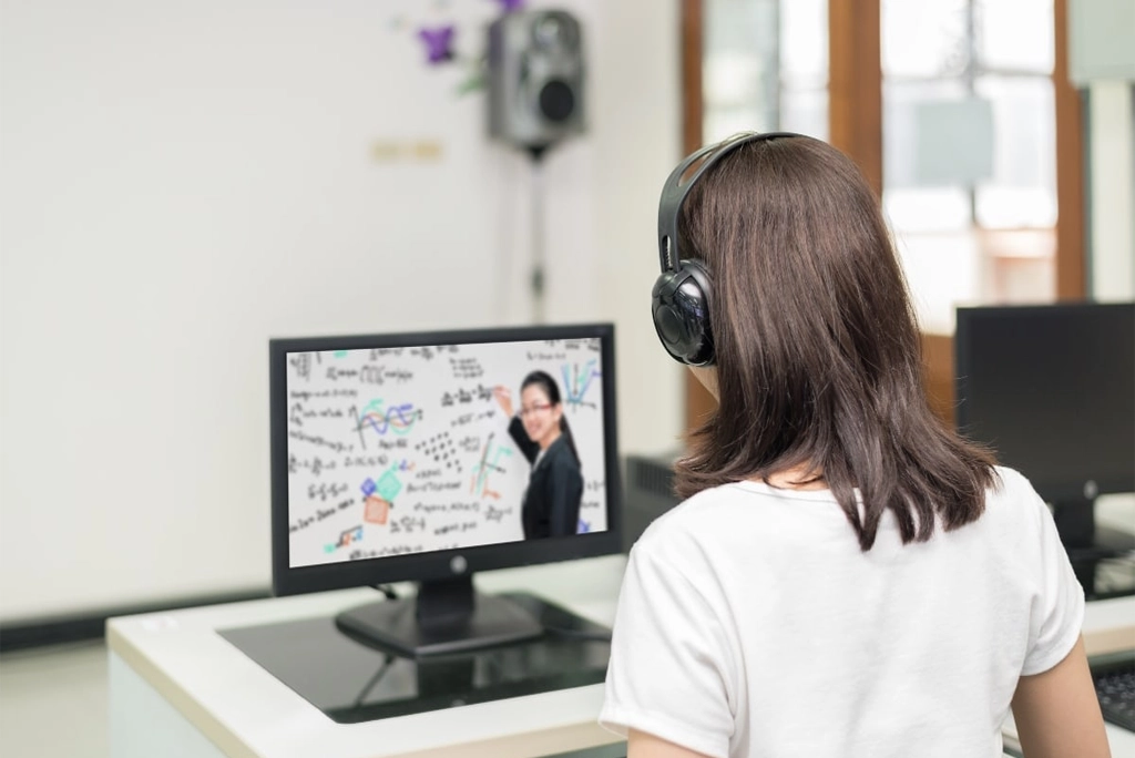 educación a distancia o en línea