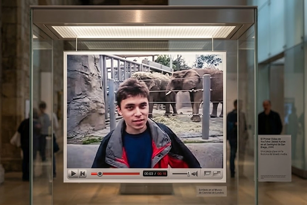 Reconstrucción de la página web antigua de YouTube mostrando el primer video YouTube titulado “Me at the zoo” exhibida en el museo V&A de Londres.