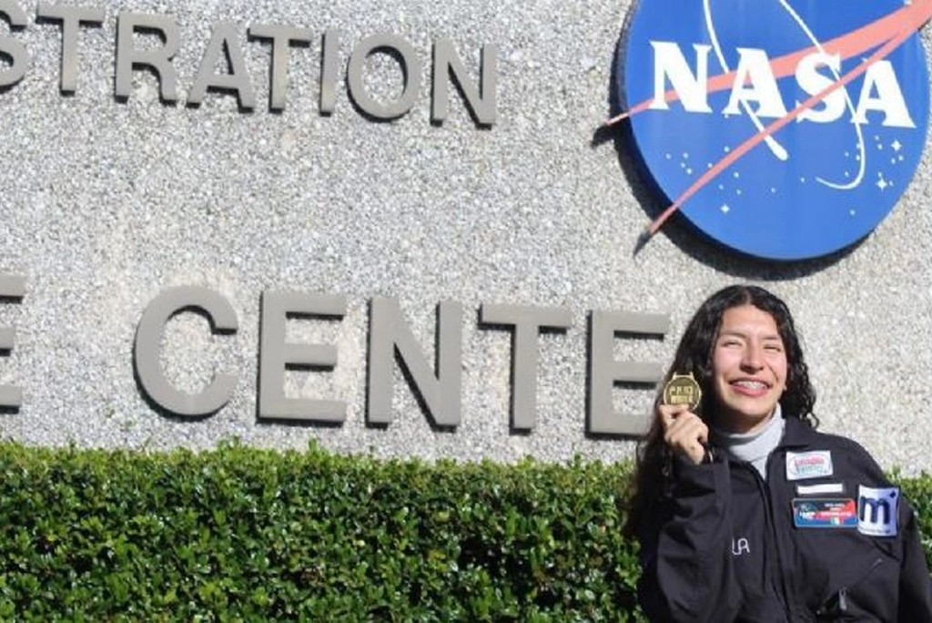 Sofía García, la joven mexicana en la NASA de 22 años, sonriendo con un su medalla de primer lugar, celebrando su histórico logro en el International Air and Space Program.