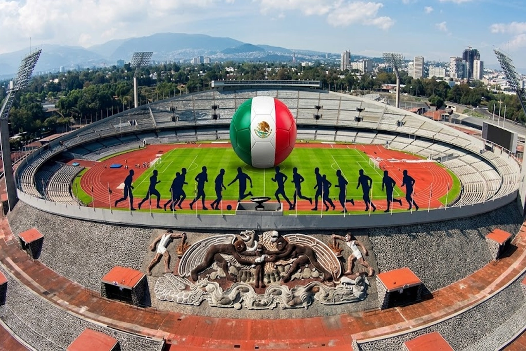 Genera una imagen moderna, con colores vibrantes y estilo editorial, donde se vea el Estadio Olímpico Universitario de la UNAM desde una vista aérea. Dentro, incluye un balón de futbol con los colores de México y una silueta de una selección internacional entrenando.