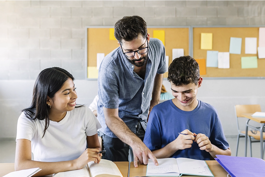 Profesor con alumnos aplicando alguna de las 5 principales corrientes pedagógicas: tradicional, conductista, constructivista, sociocultural y crítica, con ejemplos visuales.