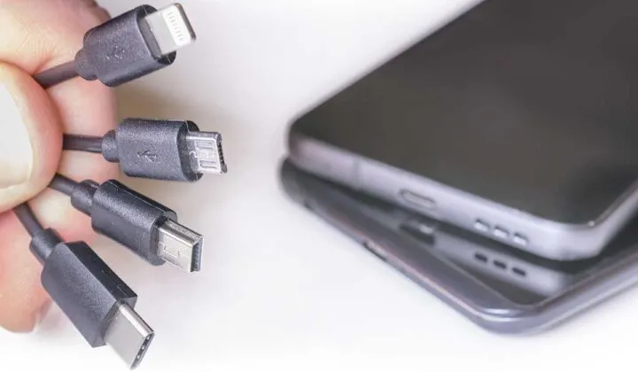 Qué pasa si cargo mi celular con el cargador de otra marca