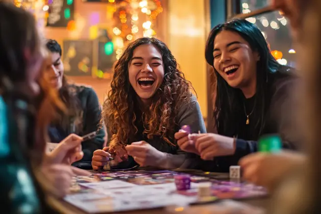 jóvenes disfrutando de juegos en año nuevo
