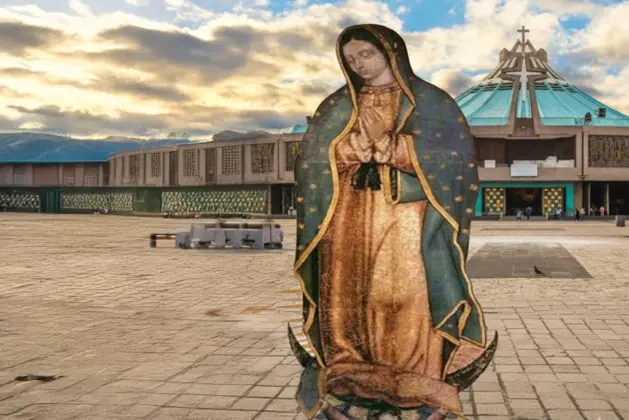 Fotografía detallada del Ayate que contiene la imagen de la Virgen de Guadalupe con fondo de la Villa de Guadalupe