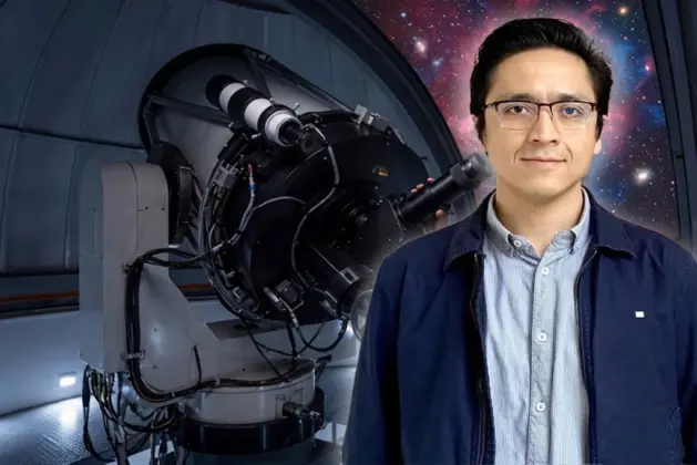Retrato de José Eduardo Méndez-Delgado, astrofísico mexicano, observando a través de un telescopio de última generación en un observatorio nocturno.
