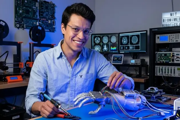 Mexicano del MIT innova en prótesis: ¿puede la luz reemplazar la electricidad para mover músculos?