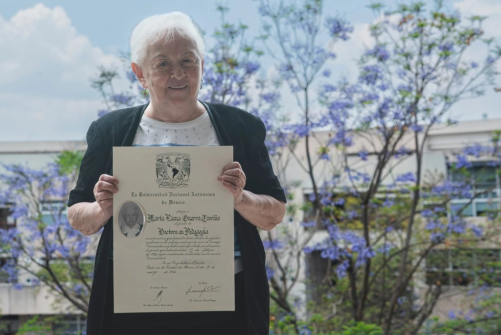 Retrato de Marta Elena Guerra Treviño, la mujer más longeva en obtener doctorado en la UNAM a los 89 años, sosteniendo su título doctoral en la Facultad de Filosofía y Letras, rodeada de libros y con una sonrisa de orgullo.