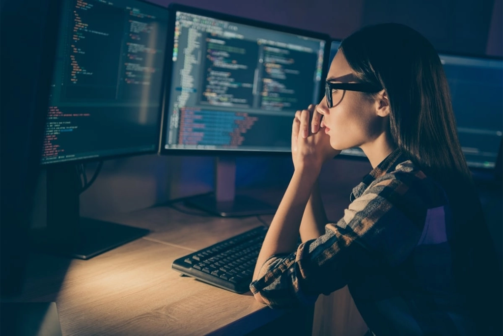 Joven estudiante de ingeniería en sistemas frente a computadora