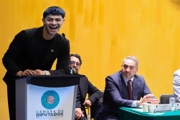 Reconocimiento a El Bogueto en la Cámara de Diputados: el reguetonero mexicano recibe un diploma mientras jóvenes lo vitorean afuera de San Lázaro.