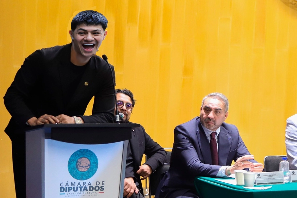 Reconocimiento a El Bogueto en la Cámara de Diputados: el reguetonero mexicano recibe un diploma mientras jóvenes lo vitorean afuera de San Lázaro.