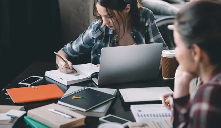Mente sana durante tu posgrado: cursos en línea gratuitos para mantener tu salud mental