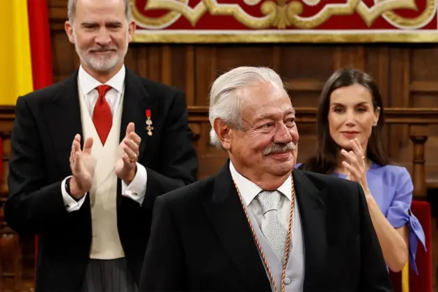 Ceremonia de entrega del Premio Cervantes: los reyes de España Felipe VI y Letizia entregando el galardón al escritor mexicano Gonzalo Celorio en el Paraninfo de la Universidad de Alcalá. Qué es el Premio Cervantes explicado visualmente.