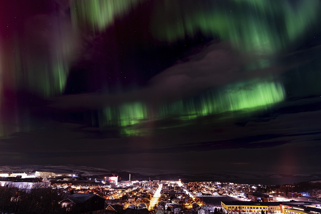 Fotografía de unas impresionantes auroras boreales verdes, ilustrando el fenómeno natural de las luces del norte