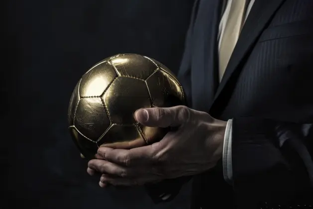 El primer Balón de Oro no fue para Pelé, Di Stéfano ni ningún gigante moderno. En 1956, un inglés de 41 años hizo historia. ¿Sabes quién fue? Aquí te lo contamos.