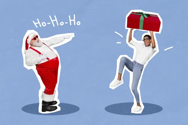 Santa dando a joven regalos de broma como intercambio de navidad