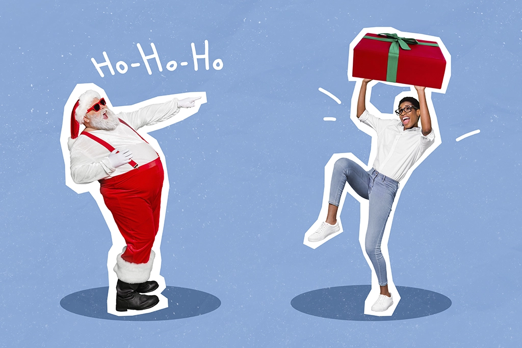 Santa dando a joven regalos de broma como intercambio de navidad