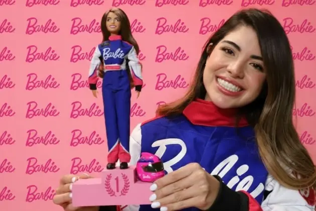 Regina Sirvent sostienendo la muñeca Barbie que Mattle le dio como reconocimiento por sus logros