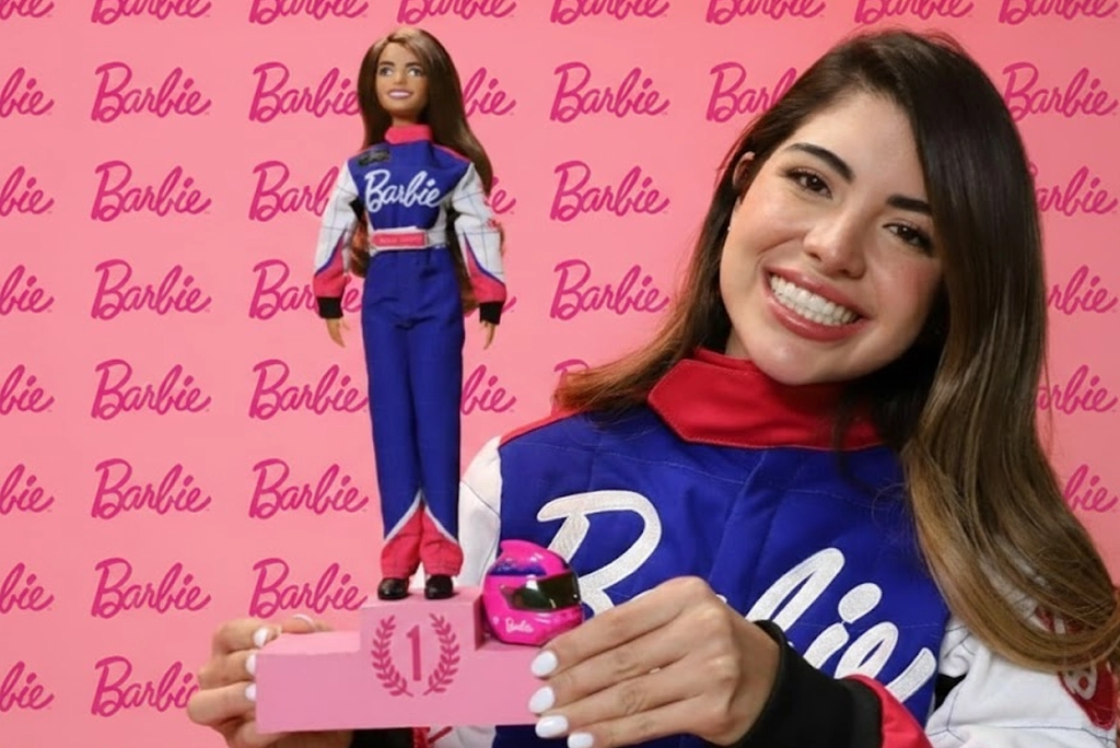 Regina Sirvent sostienendo la muñeca Barbie que Mattle le dio como reconocimiento por sus logros