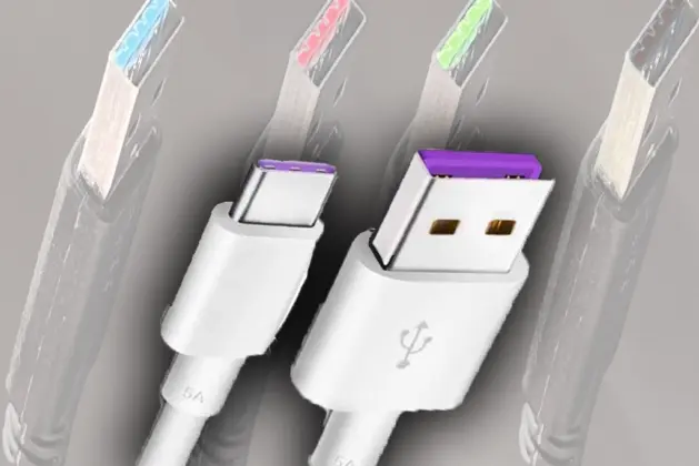 Cable USB morado al frente de todos los tipos de colores en los usb, representando la carga rápida y alta transferencia de datos.