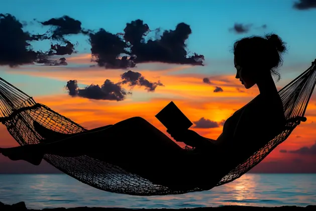 joven en hamaca haciendo una lectura en la playa frente al mar
