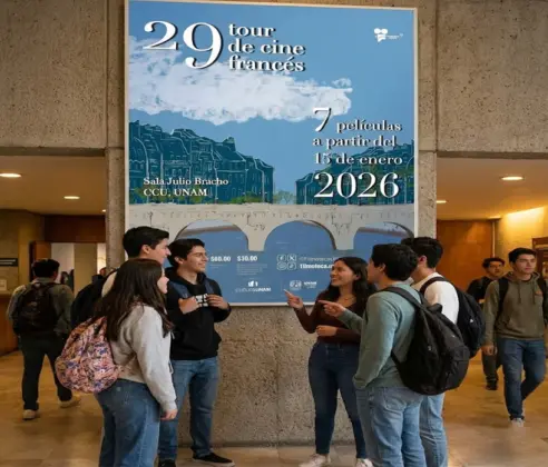 joven estudiante con amigos revisando en la filmoteca UNAM el Cartel promocional del Tour de Cine Francés 29 en la Filmoteca de la UNAM con fechas y logos.