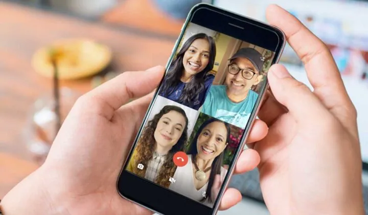 Idiots, una parodia a la enajenación de la gente con sus celulares