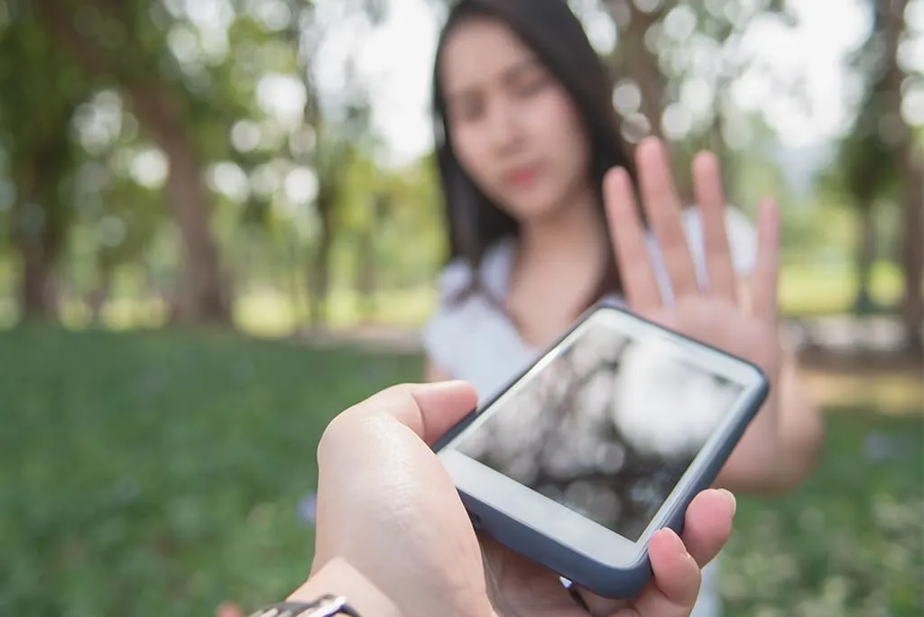¿Becas para estudiantes que no usen su teléfono? Esta universidad lo hace