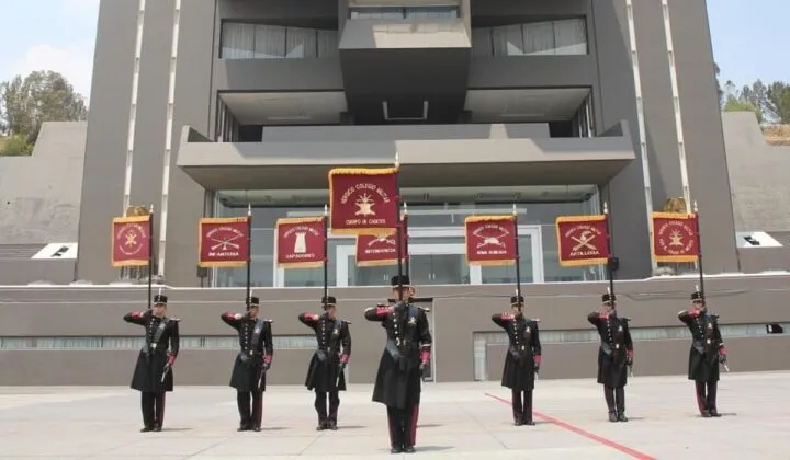 ¿Qué carreras se estudian en el Heroico Colegio Militar y cuáles son los requisitos?